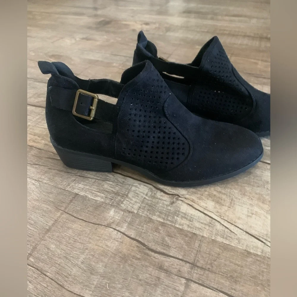 NWOT Women's Black Suede Ankle Bootie‎